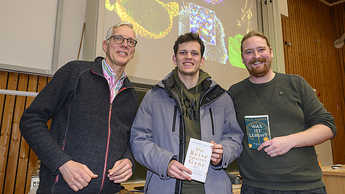 Christian Ungermann, Matthias Berger und Sebastian Holt l&auml;cheln in die Kamera; Berger und Holt halten jeweils ein Buch in den H&auml;nden.