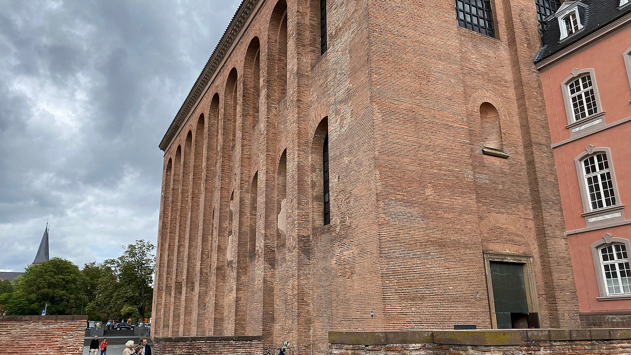 Die Konstantinbasilika, Außenansicht des gigantischen Mauerwerks.