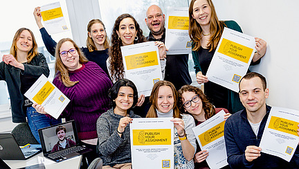 Das Bild zeigt das Team des "Student Journals" wie sie die Plakate dazu hochhalten.