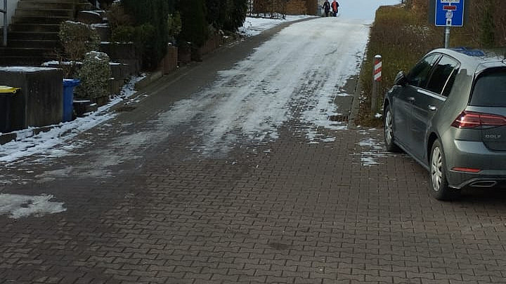 Eisglatte Stra&szlig;e mit Gef&auml;lle
