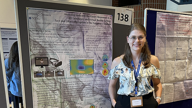 Foto zeigt Merle Sagehorn vor ihrem Poster, welches sie auf der Tagung pr&auml;sentierte.