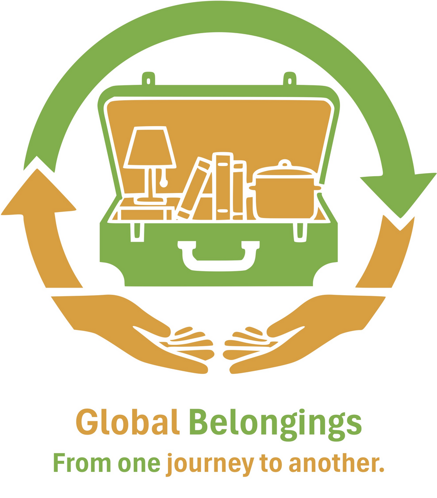 ein Koffer mit Utensilien des t&auml;glichen Bedarfs: Lampe, B&uuml;cher, Kochtopf