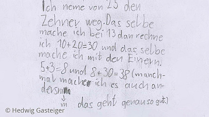 handschriftliche Erläuterung einer Additionsaufgabe