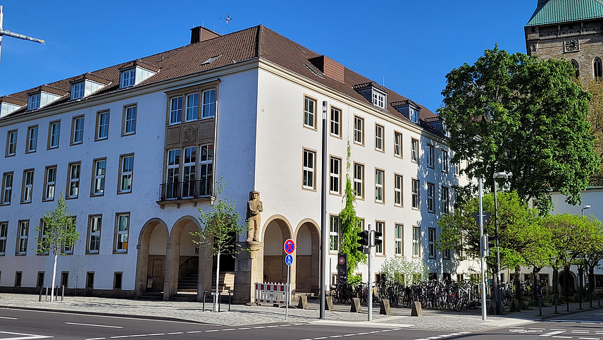 Altes Kreishaus Osnabrück bei blauem Himmel