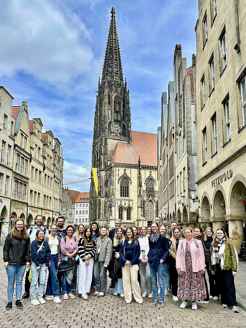 Die Teilnehmenden des Studientages vor der Lambertikirche in M&uuml;nster