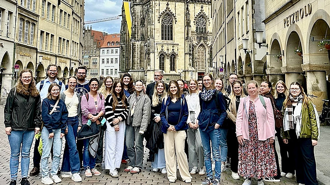Die Teilnehmenden des Studientages vor der Lambertikirche in M&uuml;nster