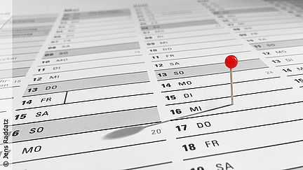 Pinnnadel auf einem Jahreskalender