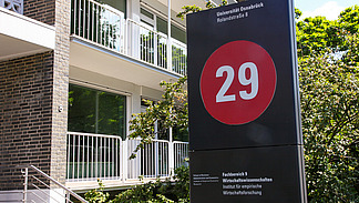 Der Eingang zum Geb&auml;ude des Fachbereichs f&uuml;r Wirtschaftswissenschaften.