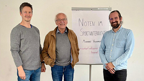 Links steht Carsten Keller, rechts Benjamin Zander und in der Mitte Meinhart Volkamer