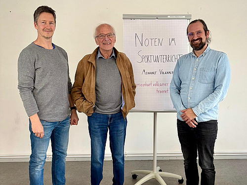 Links steht Carsten Keller, rechts Benjamin Zander und in der Mitte Meinhart Volkamer