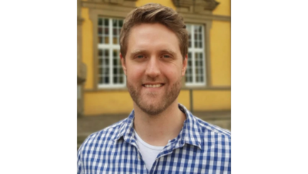 Peter Grosse Pruess vor einem Gebäude der Universität Osnabrück