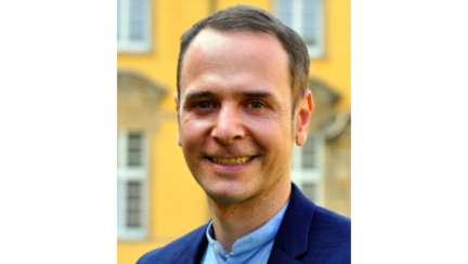 Prof. Dr. Sven Thiersch vor einem Gebäude