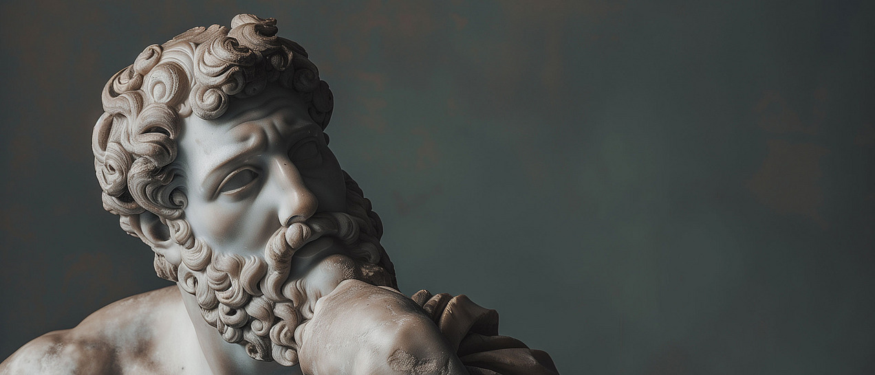 Eine detailreiche Skulptur eines nachdenklichen Mannes vor neutralem Hintergrund