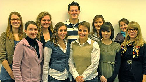 Gruppenfoto mit neun Frauen und einem Mann