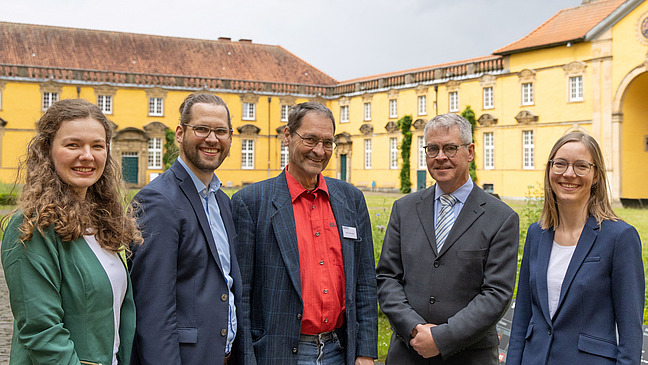 Personengruppe vor dem Schloss der Universit&auml;t Osnabr&uuml;ck