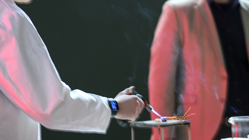 Zwei Personen unternehmen chemische Experimente