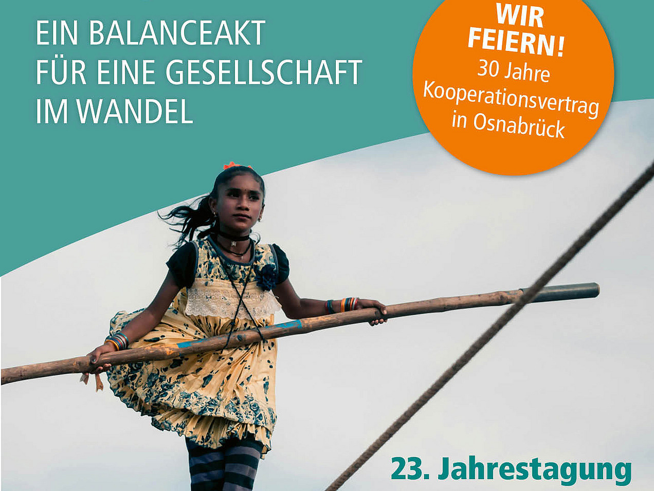 Ein Mädchen in einem bunten Kleid balanciert auf einem Seil