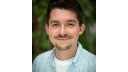 Tobias Koch vor einem grünen Hintergrund