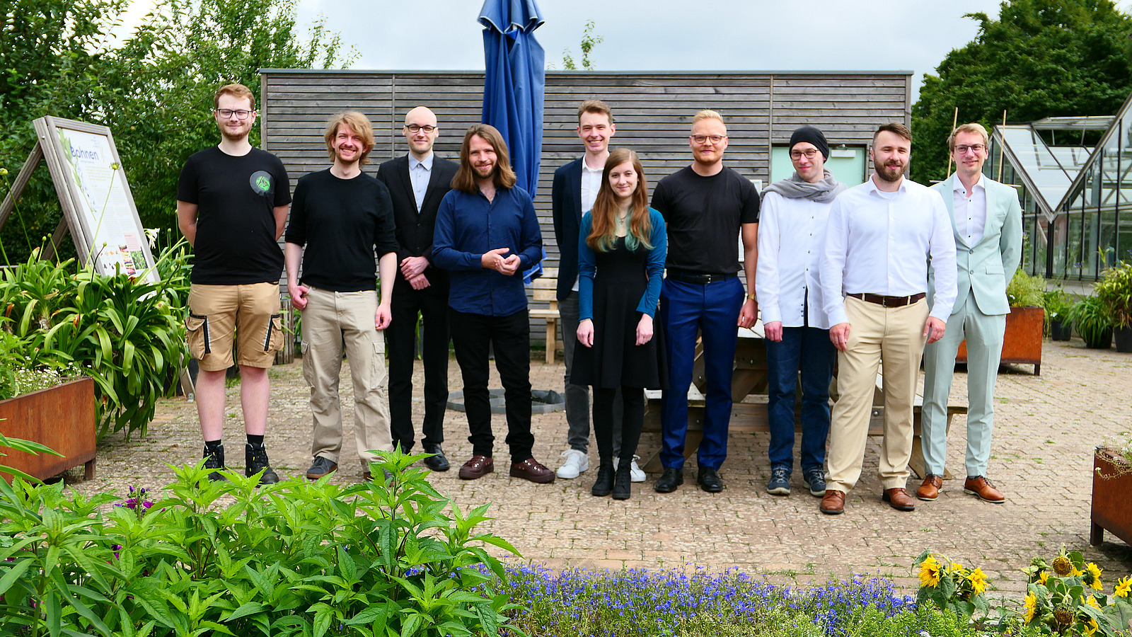 Gruppenfoto von 10 Personen im Botanischen Garten