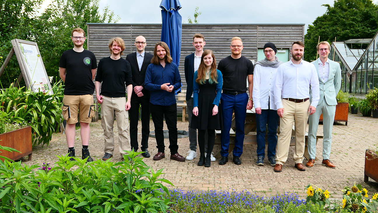 Gruppenfoto von 10 Personen im Botanischen Garten