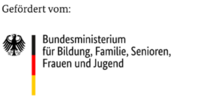 Schwarz-wei&szlig;es Bundesadler-Logo mit daneben stehendem Text &bdquo;Gef&ouml;rdert vom: Bundesministerium f&uuml;r Bildung, Familie, Senioren, Frauen und Jugend&ldquo; sowie einem senkrechten Balken in Schwarz-Rot-Gold.