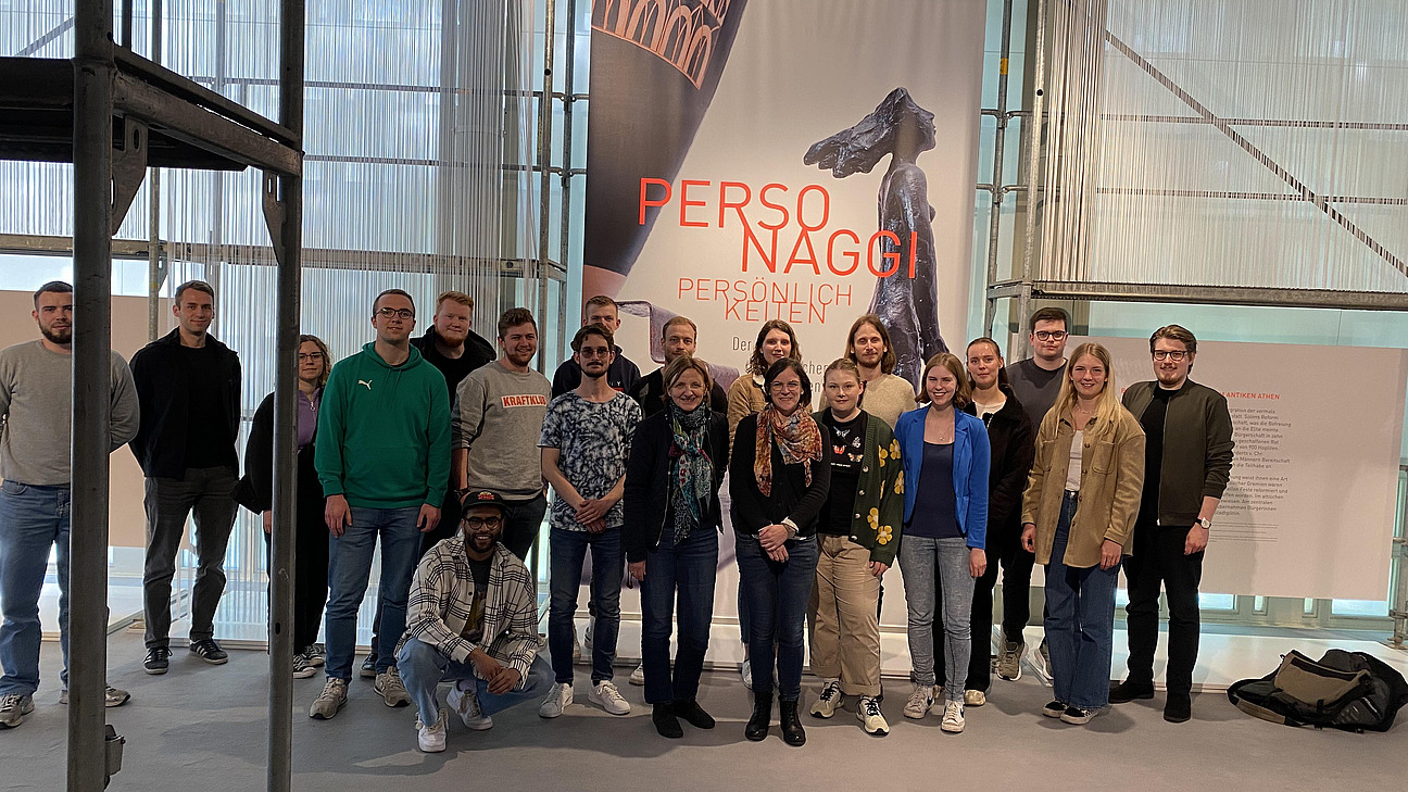 In der Personaggie-Ausstellung im August-Kestner-Museum mit Prof. Dr. Christiane Kunst und Dr. Nicole Diersen.