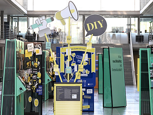 Various colorful steals of the traveling exhibition "#ChallengingDemocracy - From Helmut Schmidt to today" 