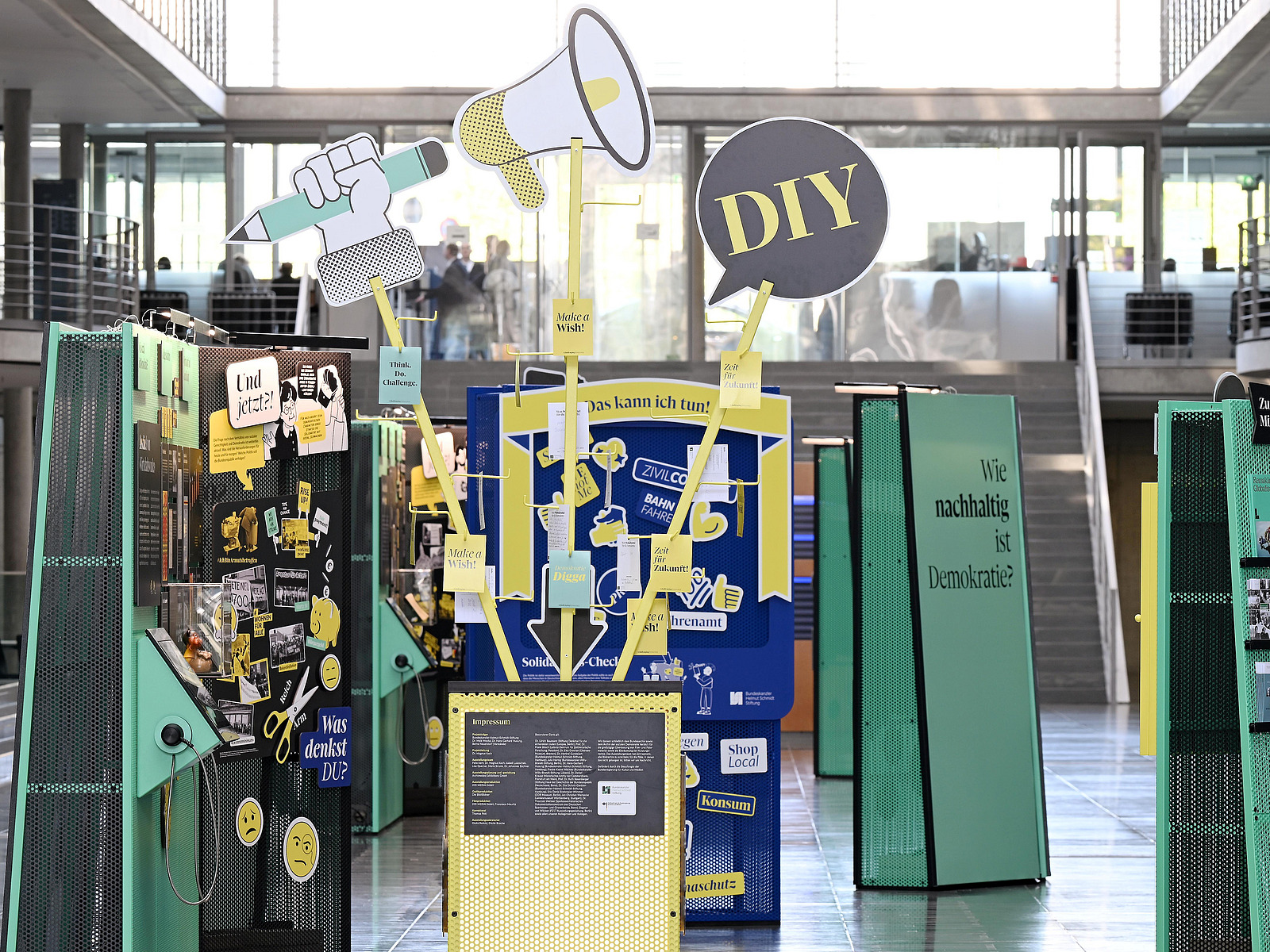 Various colorful steals of the traveling exhibition "#ChallengingDemocracy - From Helmut Schmidt to today" 