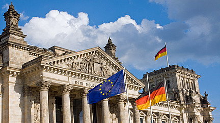 Deutscher Bundestag mit EU- und Bundesflagge