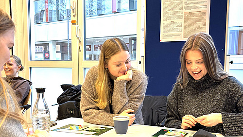 Studierende spielen ein Lernspiel