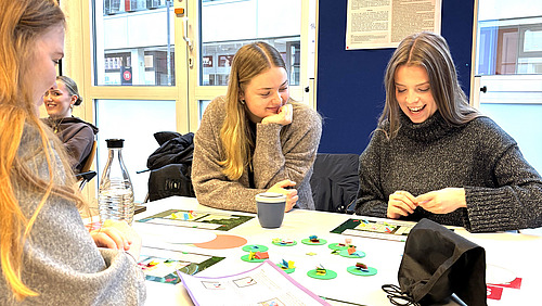 Studierende spielen ein Lernspiel