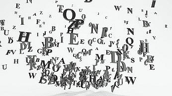 Buchstaben, die lose im Raum verteilt sind
