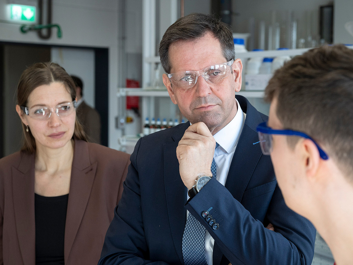 Ein Mann und eine Frau tragen eine Schutzbrille und schauen in die Kamera. 