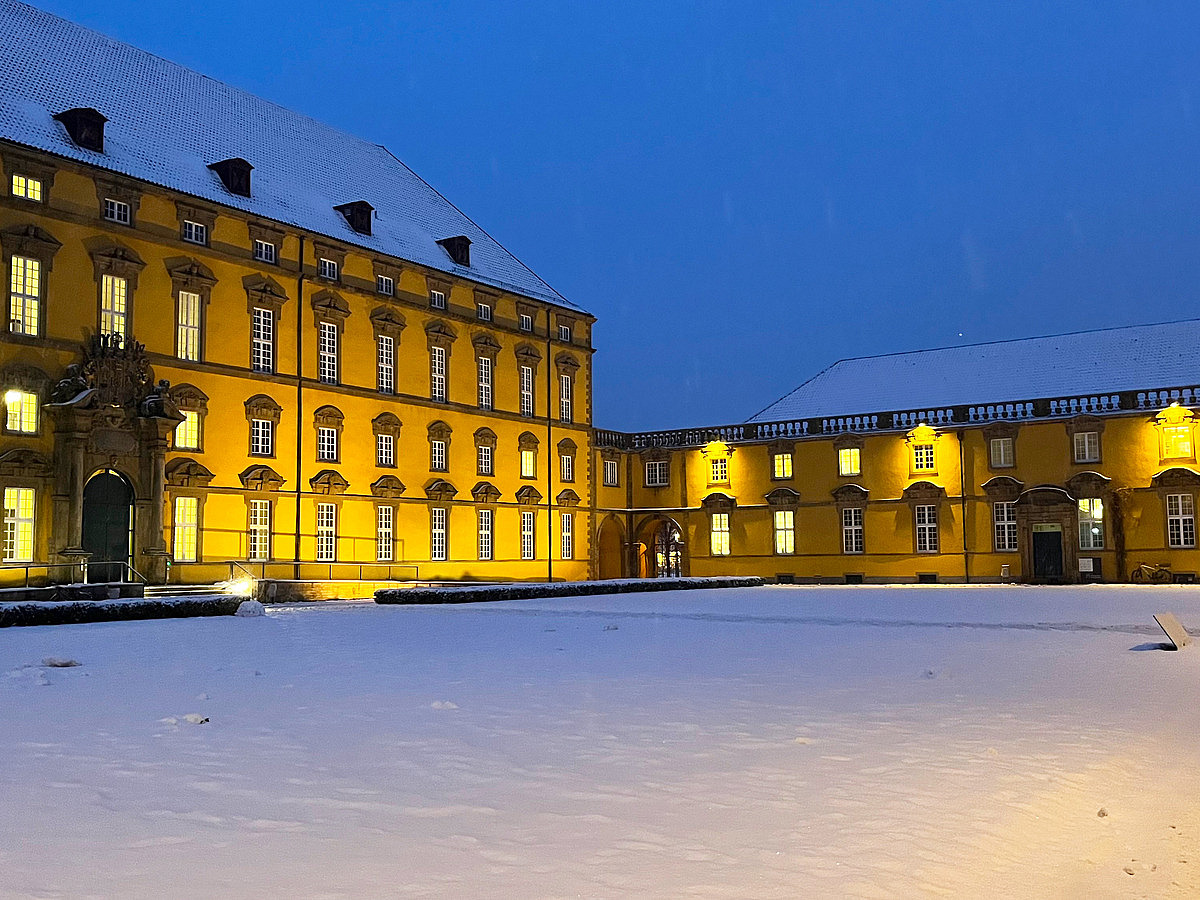 Aufnahme eines gro&szlig;en, mit Schnee bedeckten Geb&auml;udes