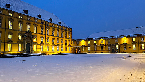 Aufnahme eines gro&szlig;en, mit Schnee bedeckten Geb&auml;udes