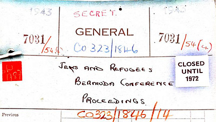 Ein altes, offizielles Dokument mit handschriftlichen Notizen, in roter und schwarzer Tinte, über die Bermuda-Konferenz von 1943, die sich mit jüdischen Flüchtlingen befasste. Das Dokument ist als "SECRET" und "CLOSED UNTIL 1972" gekennzeichnet.