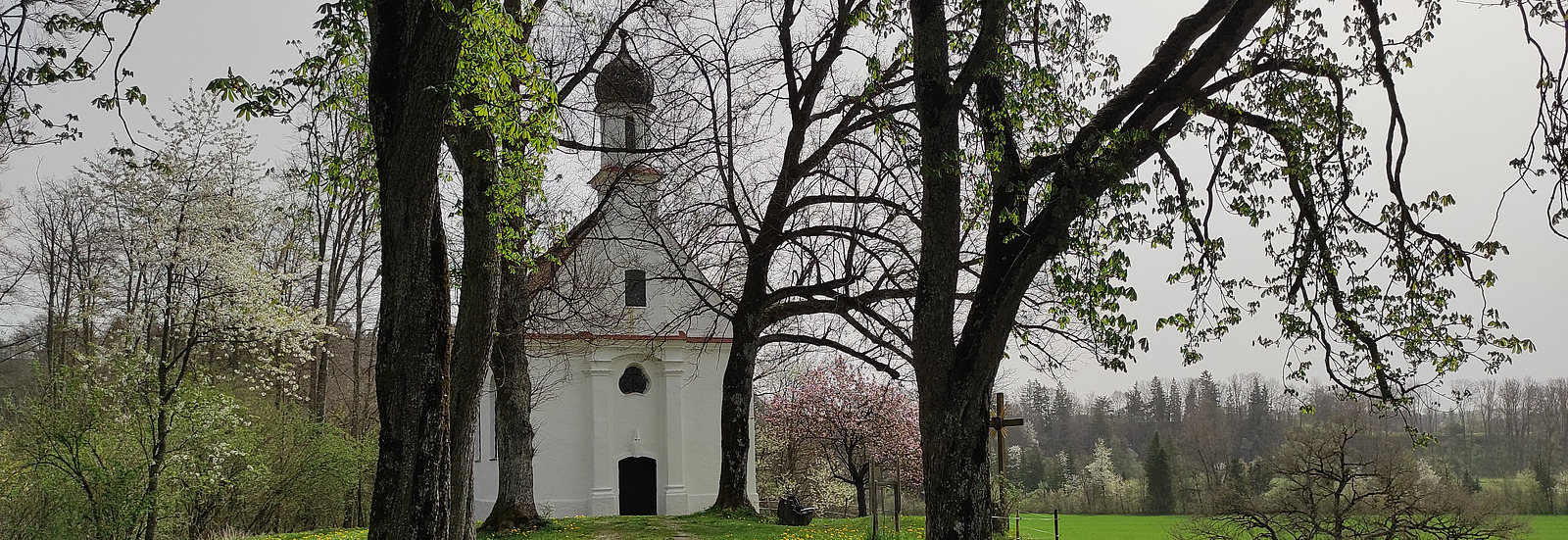 Das Bild zeigt die Lorenzkirche auf dem gleichnamigen Berg bei Epfach