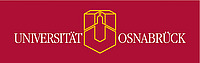 Logo der Universität Osnabrück auf dunkelrotem Hintergrund. In der Mitte befindet sich ein stilisiertes, gelb umrandetes Wappen mit geometrischen Linien, das eine abstrahierte Darstellung des historischen Osnabrücker Rathauses zeigt. Links neben dem Wappen steht in weißen Großbuchstaben das Wort „UNIVERSITÄT“, rechts davon „OSNABRÜCK“