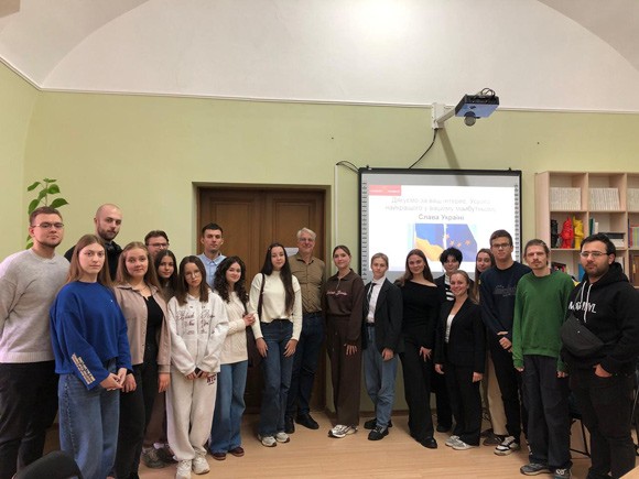 Seminargruppe in Chernivtsi Prof. Ulrich Schneckener im Gruppenfoto mit ukrainischen Studierenden des Seminars in Chernivtsi; im Hintergrund sind die Powerpoint-Folien mit ukrainischer Flagge zu sehen