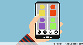 Illustration: Hand hält Smartphone, darauf sind vier bunte Figuren zu sehen, die für einen Video-Chat, eine Telefonkonferenz oder eine Videokonferenz stehen können