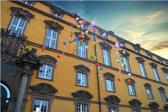 Aufsteigende Luftballons vor Osnabrücker Schloss.#
Foto: Universität Osnabrück/ International Office