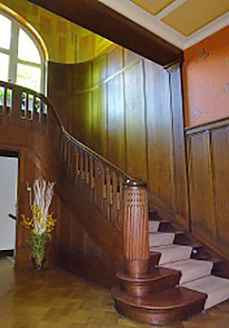 Eingangshalle und Treppe zum 1. Obergeschoss