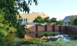 Biologiegebäude mit Teich