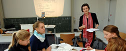 Professorin und Studierende im Seminar. Foto: Michael Münch
