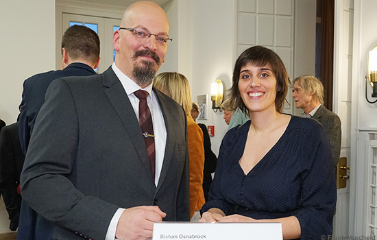 Förderpreisträgerin Ayla Ürkmez mit Jens Kuthe vom Bistum Osnabrück