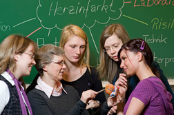 Mehrere Studenten und Lehrkraft vor einer Tafel

© Universität Osnabrück / Michael Münch