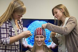 Studierende mit EEG. Foto: Uwe Lewandowski