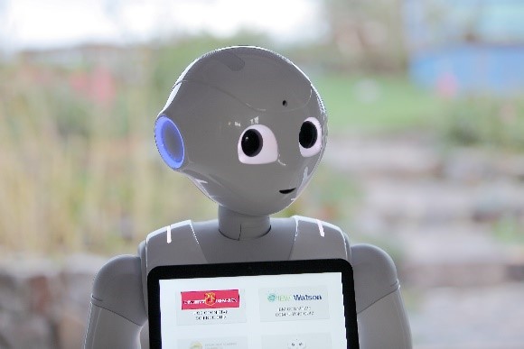Roboter mit Tablet. Foto: Universität Osnabrück