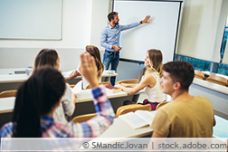 Erwachsene Schüler und Lehrer im Klassenraum