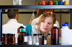 Studentin mit Schutzbrille im Labor